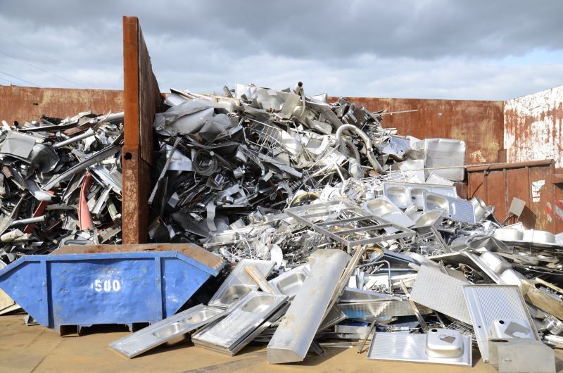 Sortierter Edelstahl-/VA-Schrott im Container bei Jochens